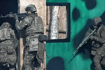 45万发炮弹、4500枚炸弹如狂风暴雨般倾泻，6万人口小城被炸成废墟